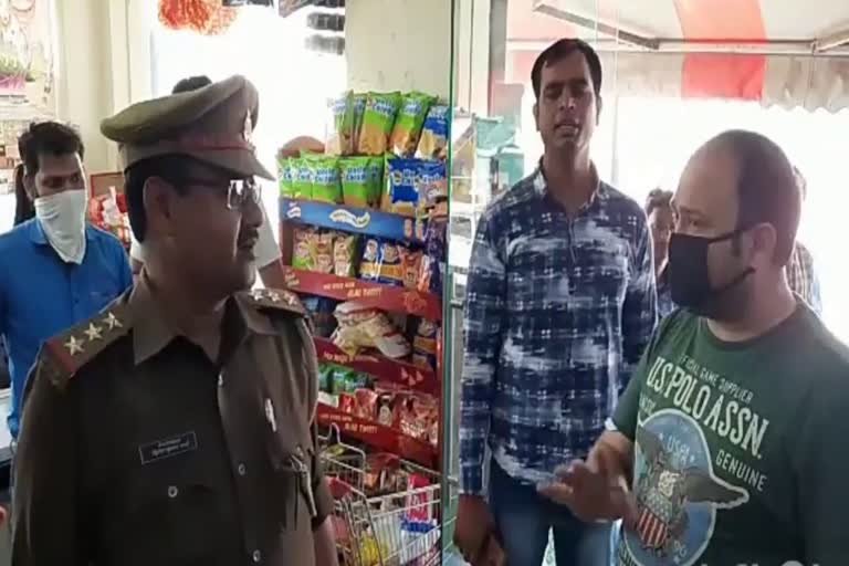 कोरोना के चलते पुलिस ने कराए मॉल बंद