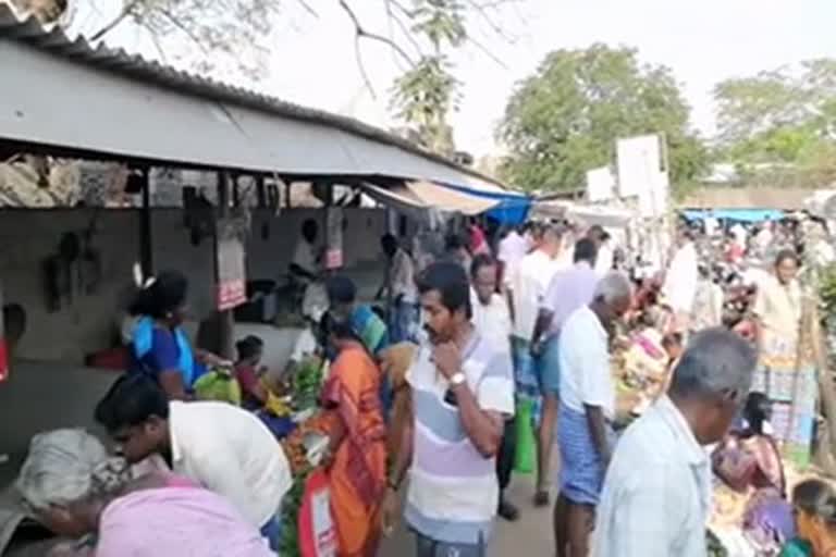 Thousands of people gathered in market