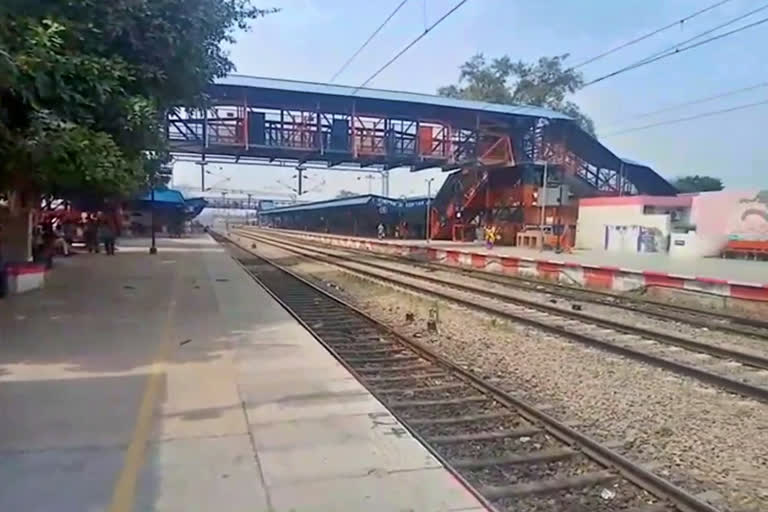 janta curfew on rohtak railway station