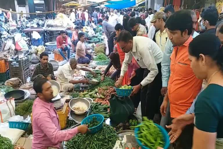 people-gathered-in-khandwas-vegetable-market-for-stocking-veggies