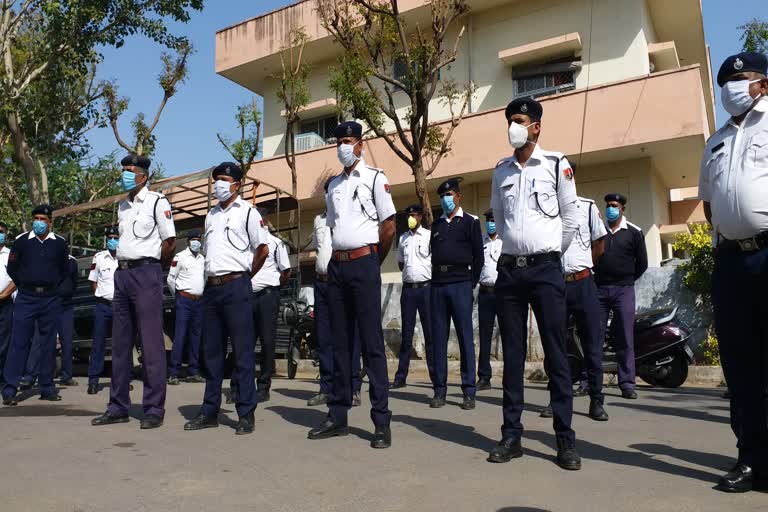 पुलिसकर्मियों को मास्क का वितरण, Police personnel distribution mask