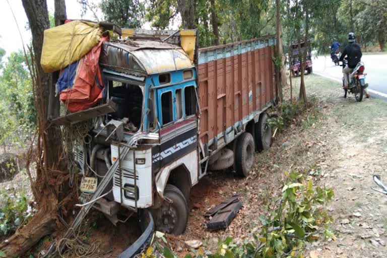 कोरोना वायरस से बचने के लिए ट्रक ड्राइवर ने पी ली थी शराब, जंगल में जा घुसा ट्रक