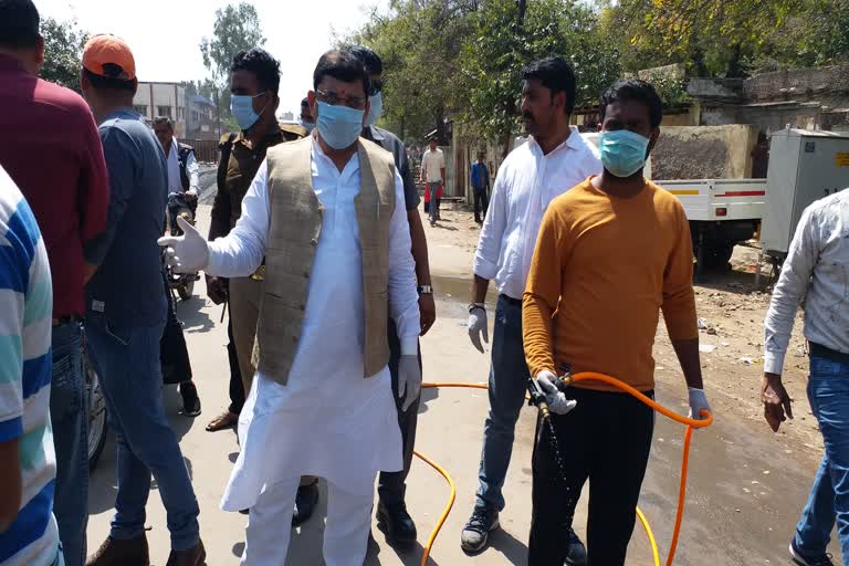 tempo e-ricksha sanitized due to corona virus in hathras