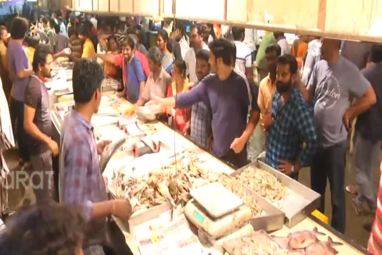 janta-curfew-heavy-crowd-in-markets-and-tasmac-in-vellore