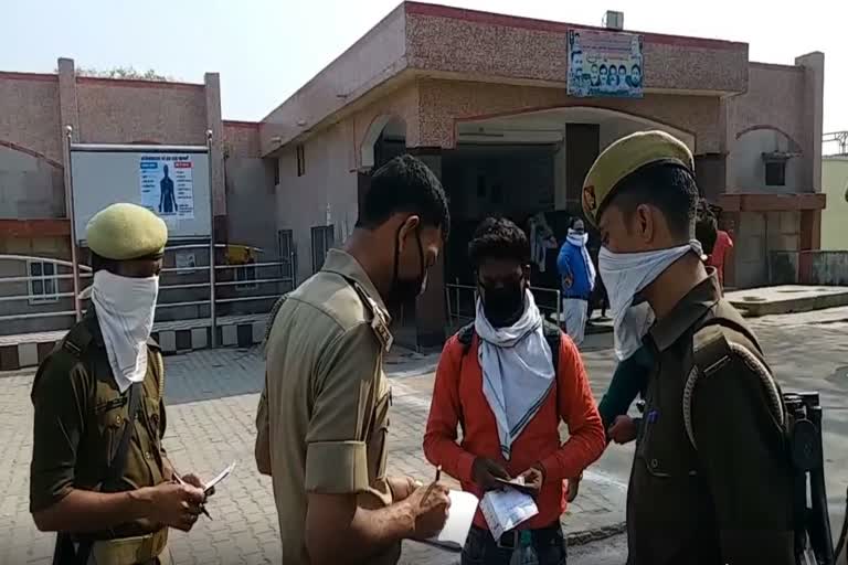 पुलिस यात्रियों की रख रही डिटेल.