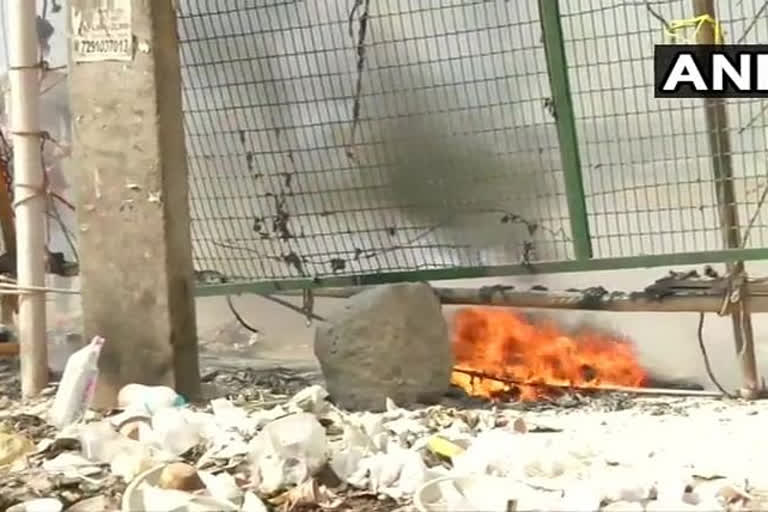 Petrol bomb hurled near Shaheen Bagh protest site  ഷഹീൻ ബാഗ്  പെട്രോൾ ബോംബ് ആക്രമണം