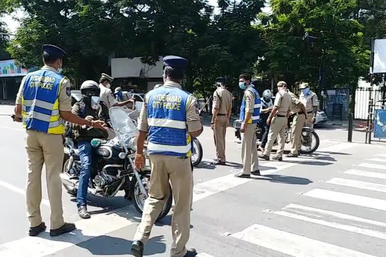 police officials conduct awareness programme on Janatha curfew to motorists