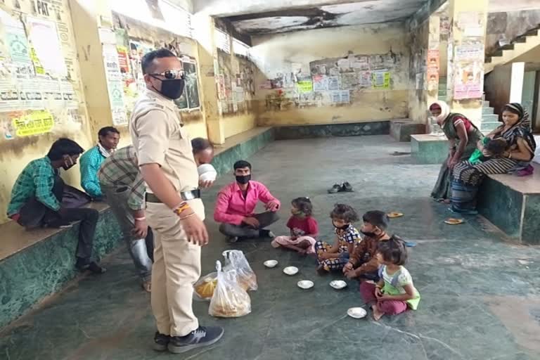 people of Hundred Dial fed hungry family in public curfew in itarsi