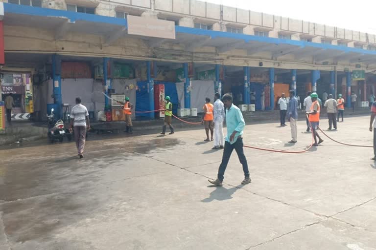 Tn,krr  Antiseptic spray at Karur bus stand  corona virus  Janata curfew  கரூர் பேருந்து நிலையத்தில் கிருமி நாசினி தெளிப்பு  கரோனா வைரஸ் தெளிப்பு