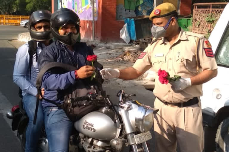 delhi-police-giving-flowers-during-the-janata-curfew