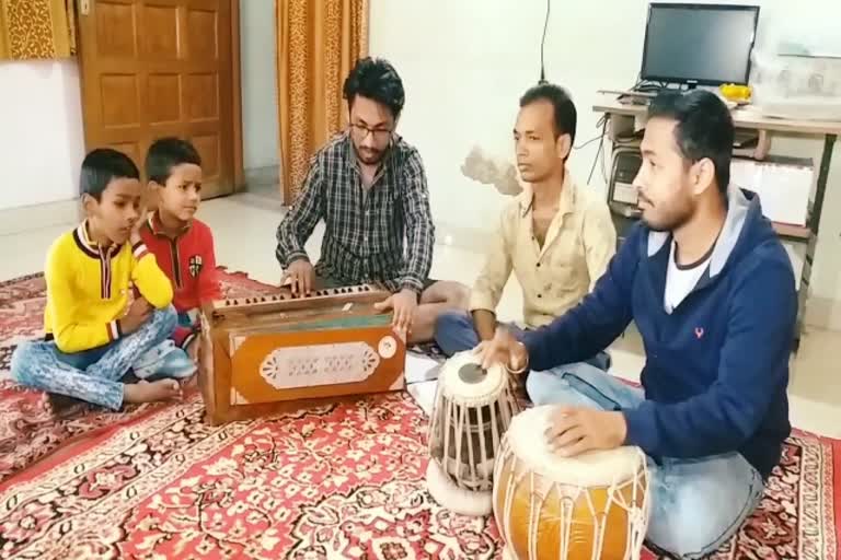 Youth gave message through music during public curfew in hazaribag