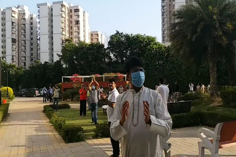 faridabad people thanked the Corona doctors by clapping