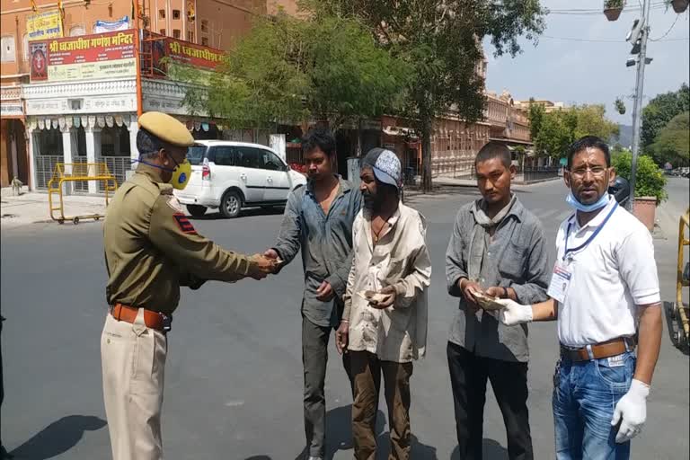 Police distributed food packets, जयपुर पुलिस का सराहनीय कदम