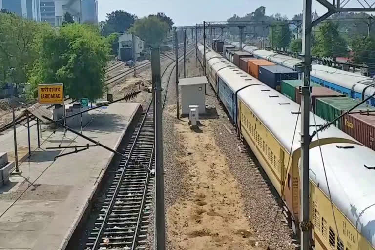 empty faridabad railway station due to janta curfew