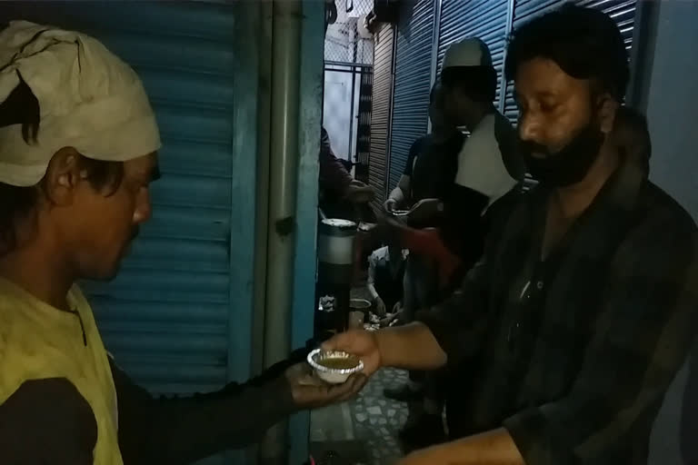 Ordinary people have arranged food for laborers