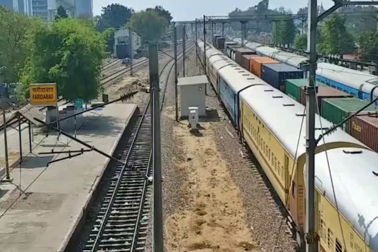 empty faridabad railway station due to janta curfew