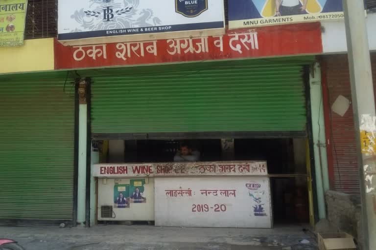 Liquor shops remain open in Karsog during public curfew