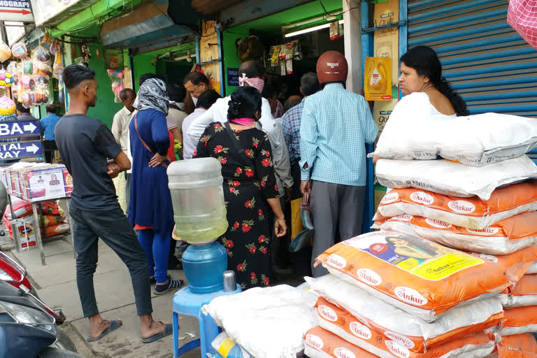 market crowds in durgapur _no corona panic in markets