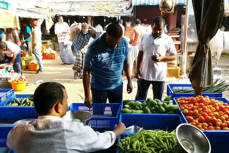 People's commotion with the purchase of essentials in the railway station