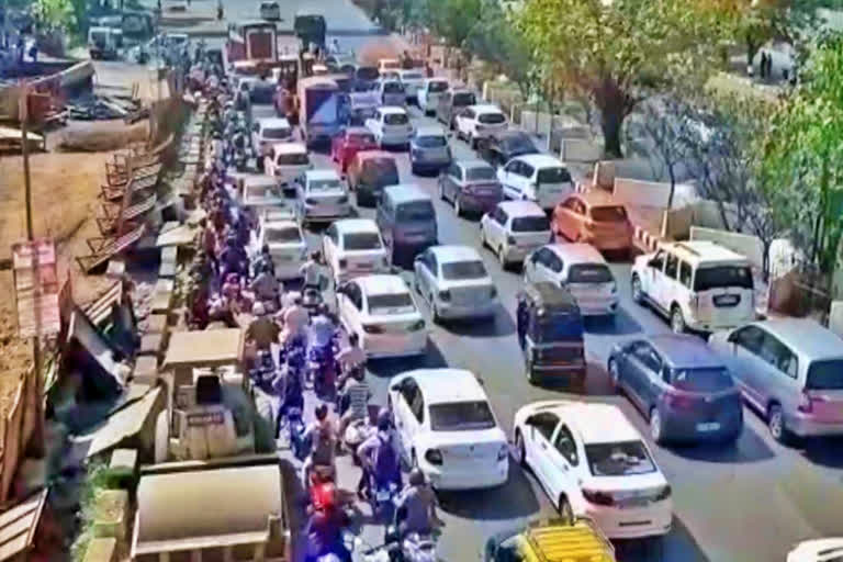 traffic-in-anand-nagar-check-point-in-mumbai