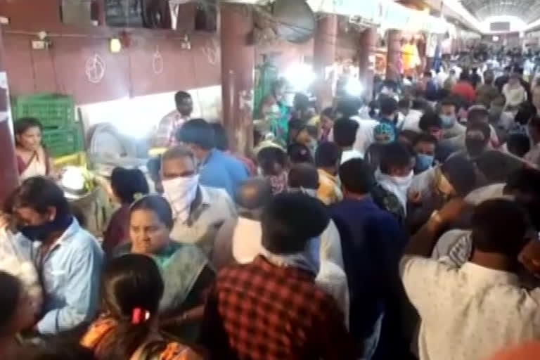 rush at vijayawada raithu bazar