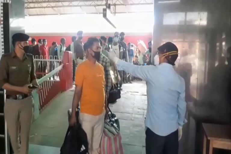 thermal screening of passengers from mumbai in kannauj railway station