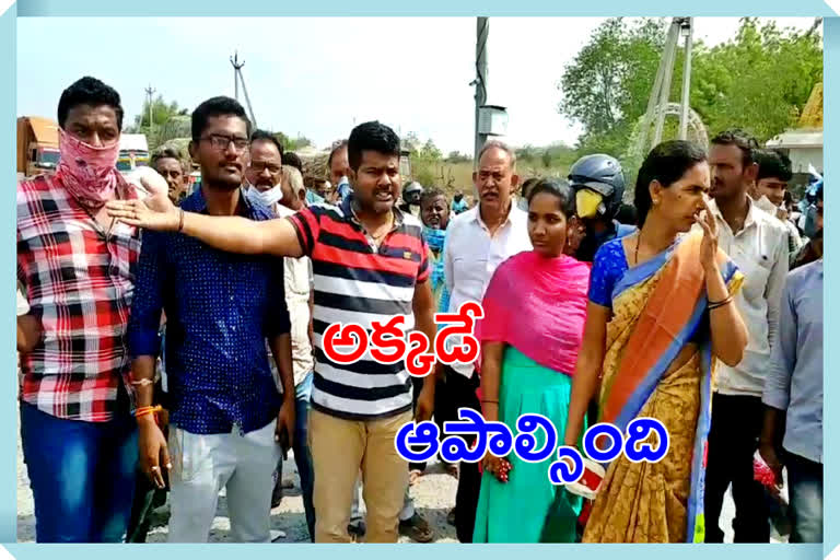 people protest at vadapally checkpost as police stopped them from going due to lock down