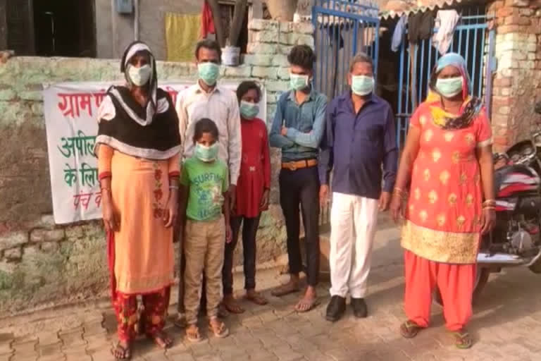 Palwal Sarpanch distributed masks among villagers