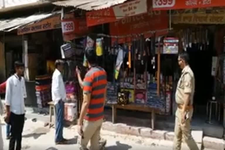 जिला मुख्यालय मंझनपुर में लगने वाली बाजार पर लगाई गई रोक