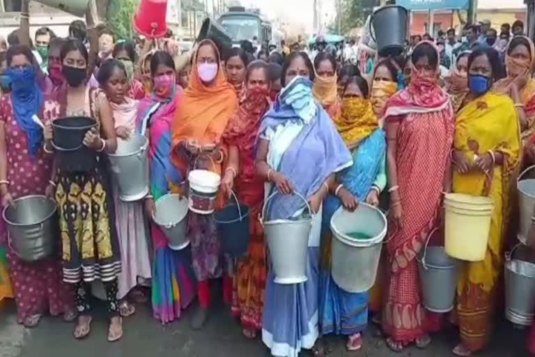 burdwan-road-block-due-to-the-demand-of-drinking-water