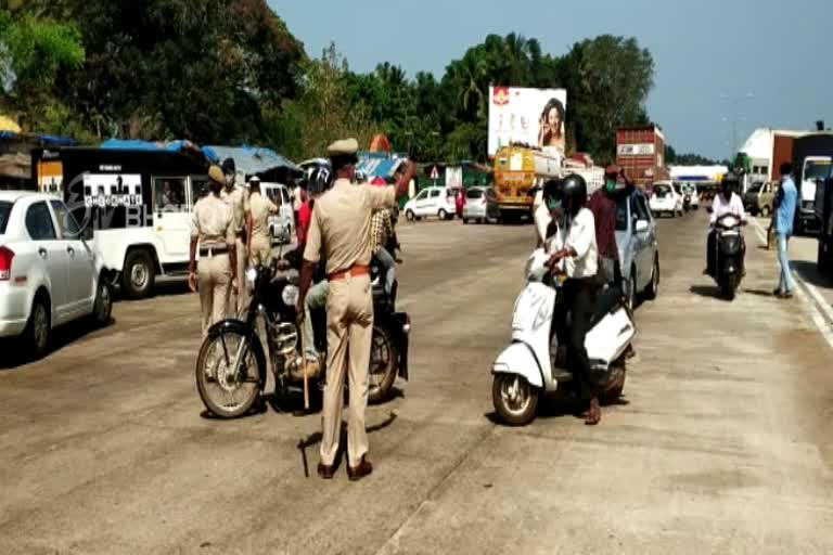 police stopping the vehicles in Hejamadi border