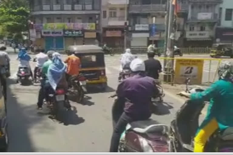 citizens-rush-to-various-streets-in-pune