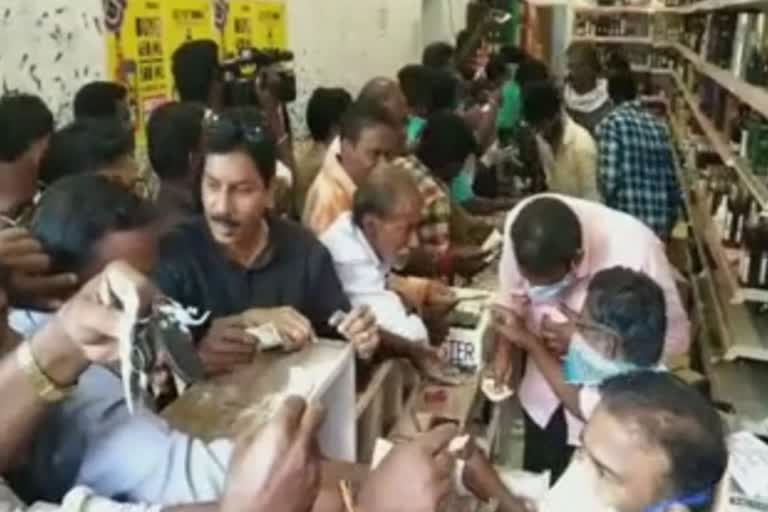 மதுபான கடைகளில் அலைமோதிய கூட்டம்