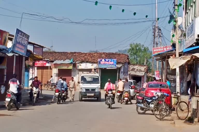 Police administration closed shops due to corona in Surajpur