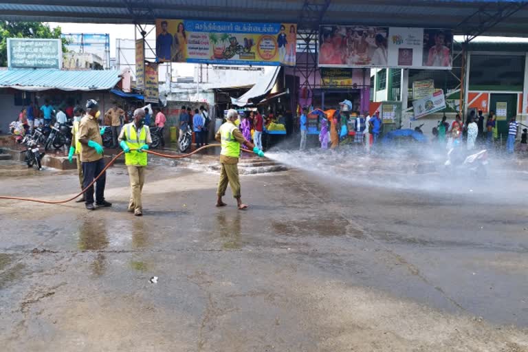 தூய்மைப் பணியில் நகராட்சி பணியாளர்கள்