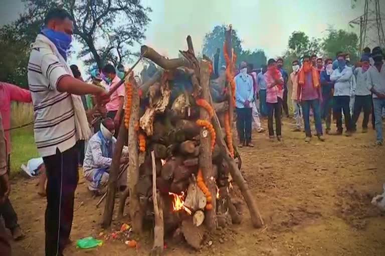 last-rites-of-martyr-jawan-geetaram-in-raigarh