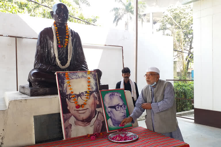 ram manohar lohia's birthday celebrated in barabanki uttar pradesh