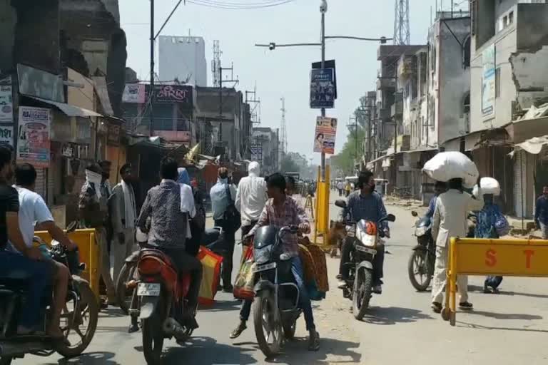 People roaming on streets openly in lockdown in bhind