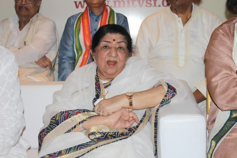 Lata Mangeshkar, Lata Mangeshkar news, Lata Mangeshkar updates, Lata Mangeshkar pays tribute, लता मंगेशकर लता मंगेशकर ने शहीदों को दी श्रद्धांजलि