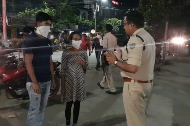 police controlling the crowd in ranchi