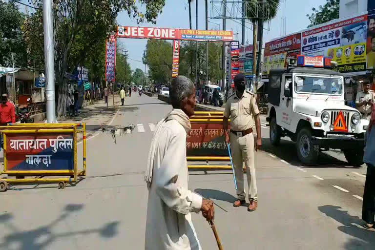 यातायात पुलिस ने रोड किया ब्लॉक