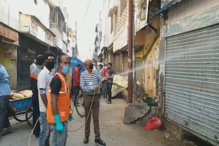 नगर पालिका परिषद देवबन्द ने नगर को सैनिटाइज करना किया शुरू