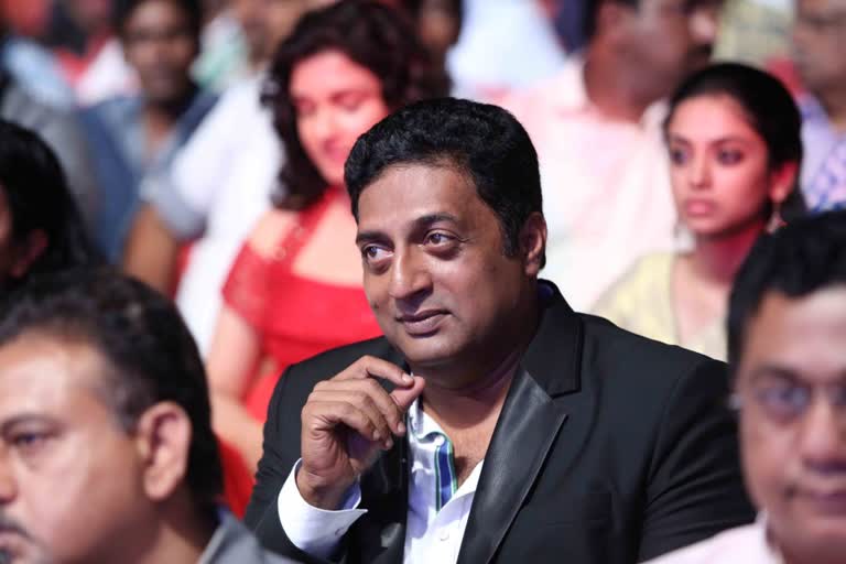 PRAKASH RAJ  പ്രകാശ് രാജ്  കൊവിഡ് 19  കൊറഓണ  താരങ്ങൾ കൊറോണ  പ്രകാശ് രാജ് ധനസഹായം  ജീവനക്കാർക്ക് ധനസഹായം നൽകി പ്രകാശ് രാജ്  Actor Prakash Raj  Prakash Raj donate pre- salary  Prakash Raj gave pre- salary to his employees