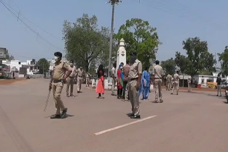 Police came on road to stop people in balod