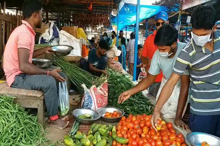 Corona effect, corona virus update, corona virus news, vegetables rate rises to sky, କୋରୋନା ପ୍ରଭାବ, ପନିପରିବା ଦର ଆକାଶଛୁଆଁ, କୋରୋନା ଭାଇରସ ନ୍ୟୁଜ୍‌, କୋରୋନା ଭାଇରସ ଅପଡେଟ