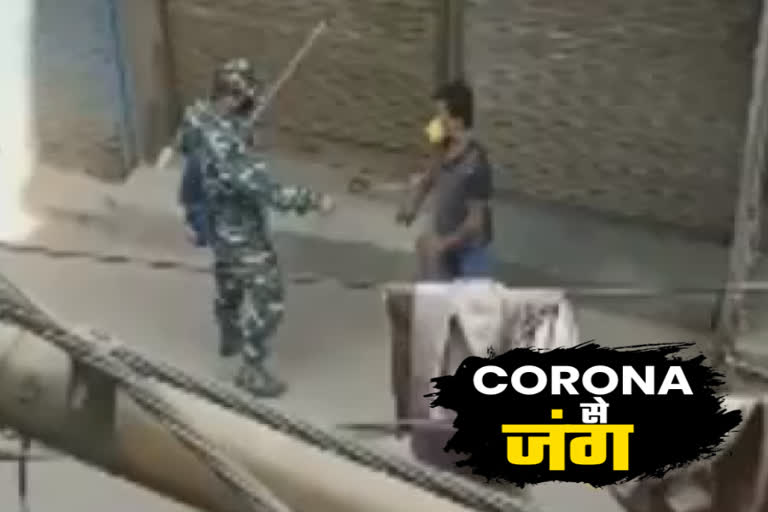 CRPF soldiers beat those people who are not following lock down in delhi due to corona