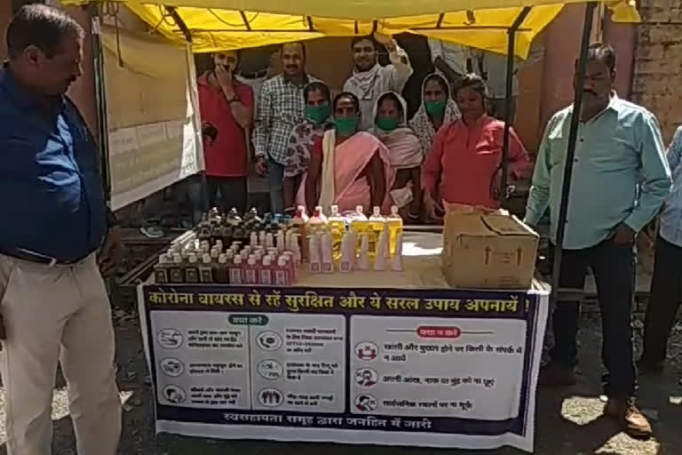 Masks and sanitizers given to people at low prices in panna