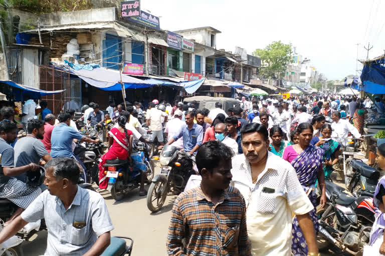 அத்தியவசிய பொருட்கள் வாங்க அலைமோதிய மக்கள் கூட்டம்