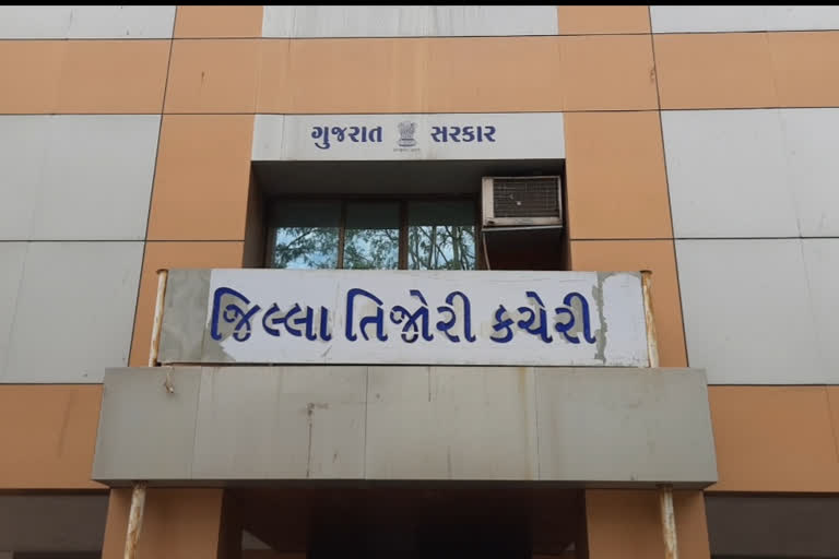 The horror of the corona virus, People's rush to the Treasury Office in Jamnagar remains unchanged