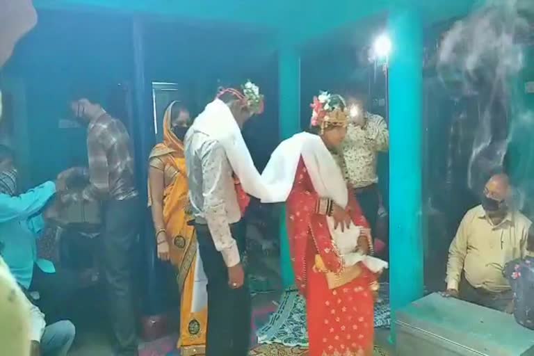 bride-married-in-plain-form-between-corona-virus-in-dhamtari